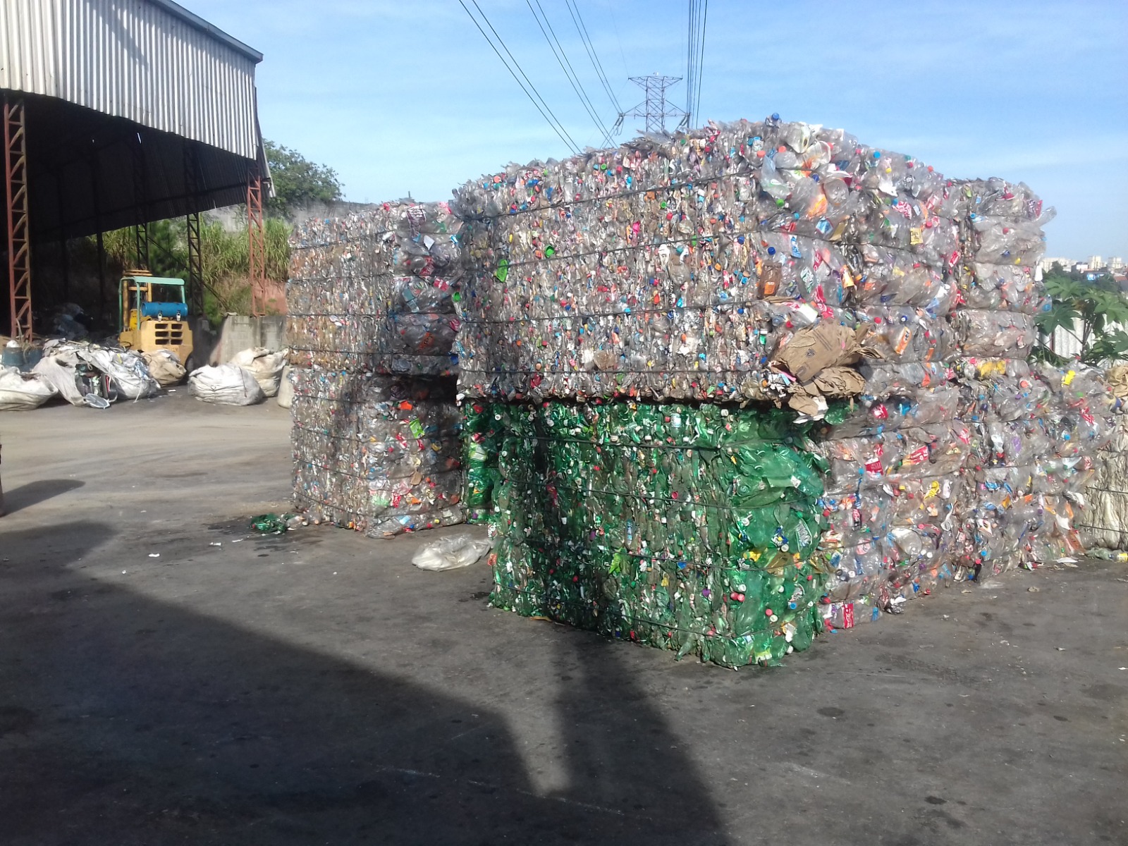 Fardos de materiais recicláveis processados pela Lopes Lix - plásticos compactados