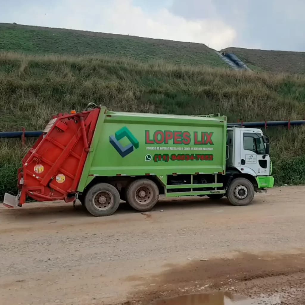 Caminhão de coleta da Lopes Lix em operação